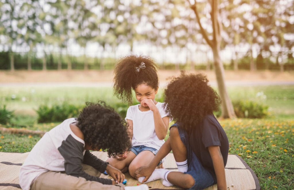 Enfants jouant sur l'herbe