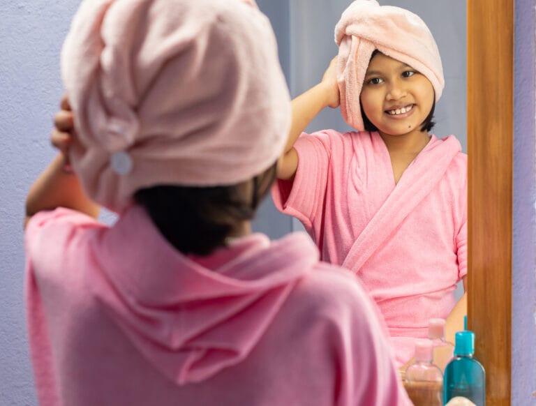 Enfant se préparant devant le miroir.